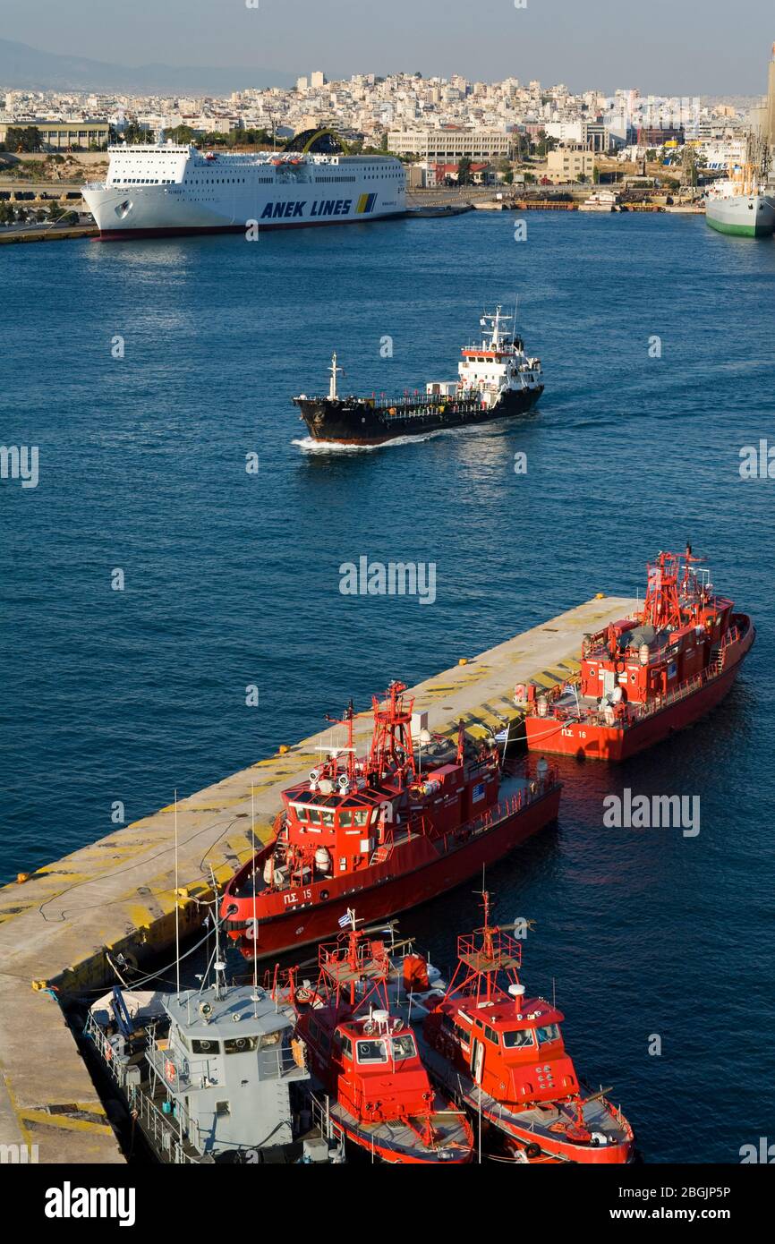 Barche a fuoco nel porto del Pireo, Atene, Grecia, Europa Foto Stock