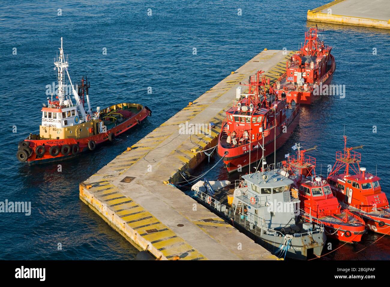 Barche a fuoco nel porto del Pireo, Atene, Grecia, Europa Foto Stock