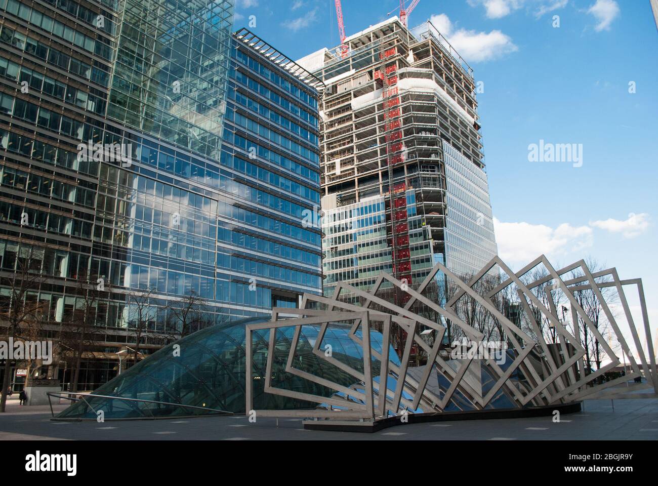 Cornici Hoops dal paesaggio al ritratto Scoops Jubilee Park Bank St, Canary Wharf, Londra E14 5JP di Chris Wilkinson Eyre Architects Foto Stock