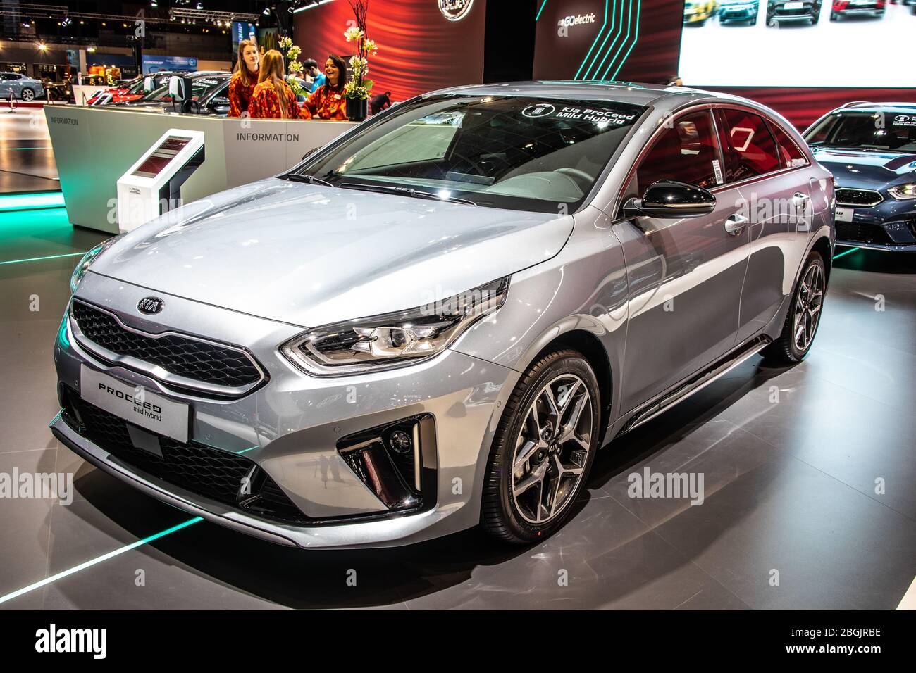 Bruxelles, Belgio, 2020 gennaio: Argento metallico Kia PROCEDERE station wagon ibrida mite, Brussels Motor Show, Combi prodotto da Kia Motors Foto Stock