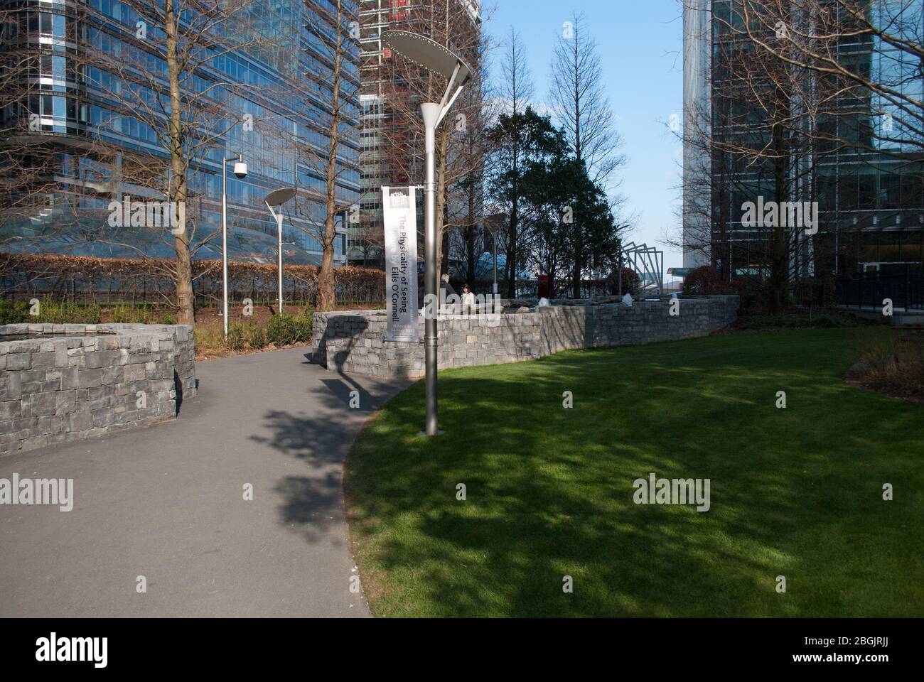 Frame Hoops Sculpture Loops Jubilee Park Bank Street, Canary Wharf, Londra E14 5JP Foto Stock