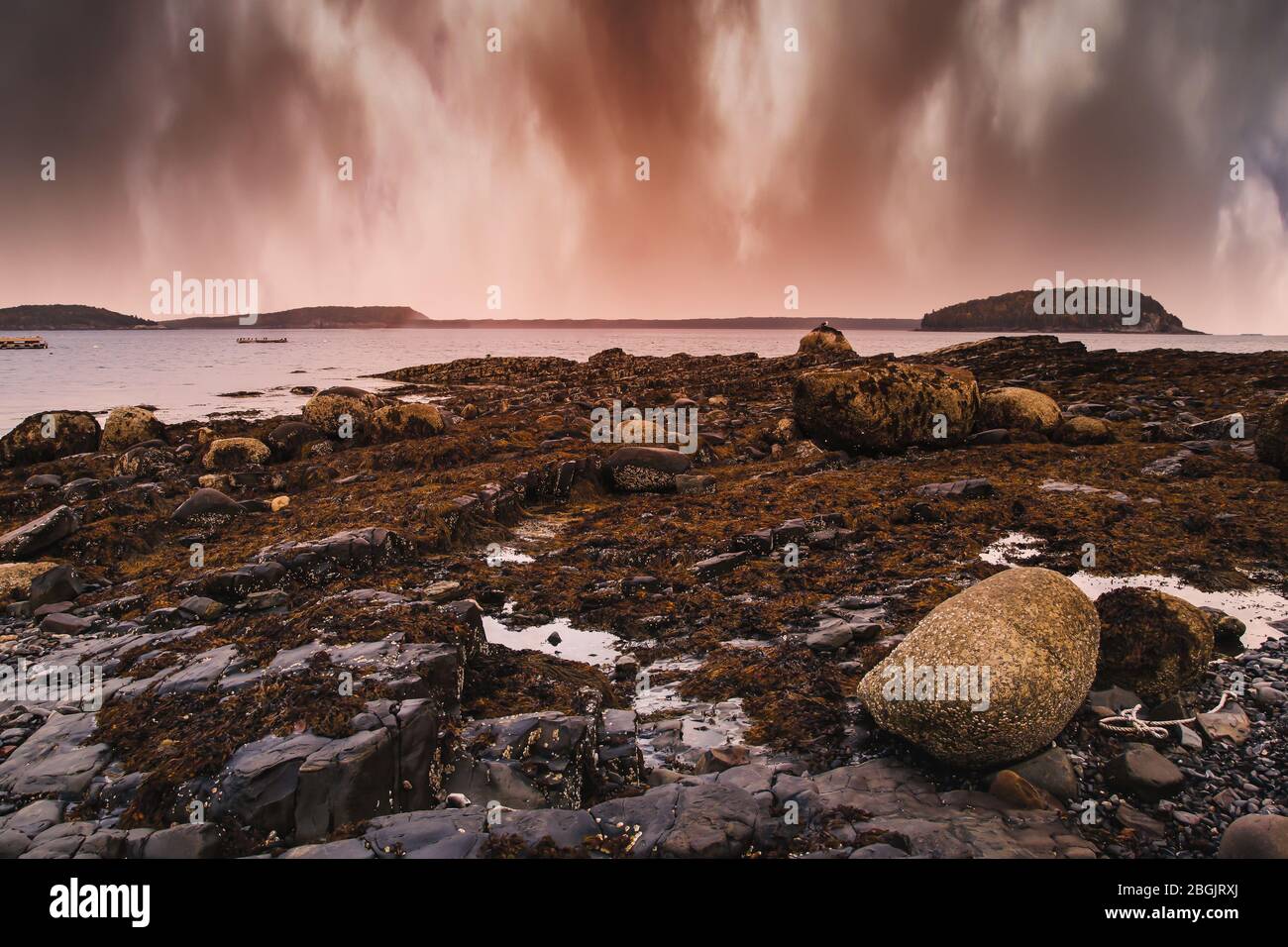 Costa spettacolare con cielo colorato e spettacolare Foto Stock