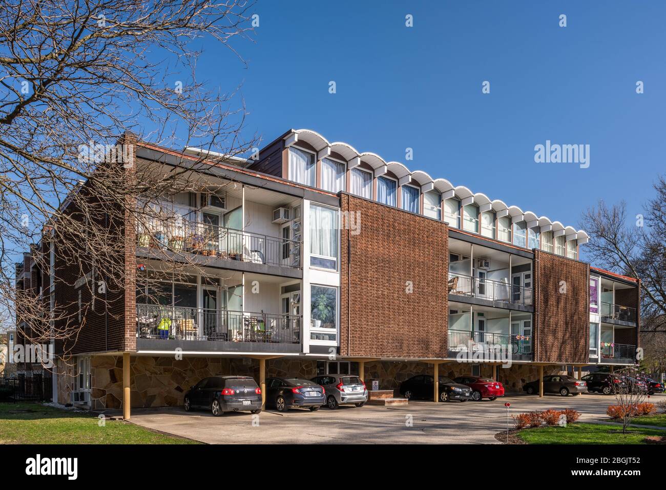 Basso edificio di appartamenti modernista in Jefferson Park Foto Stock