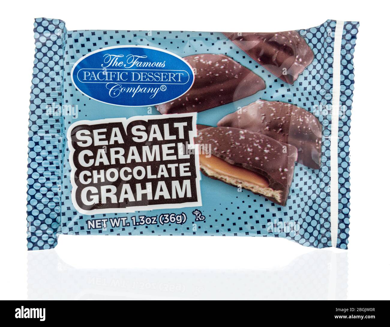 Winneconne, WI - 21 aprile 2020: Un pacchetto della famos pacific Desser Company sale marino caramello cioccolato graham biscotti su un fondo isolato. Foto Stock