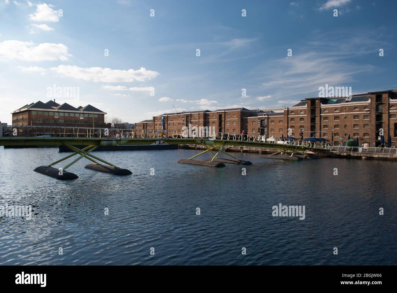 Flluorescent Floating Bridge West India Quay, Londra, E14 di Jan Kaplicky Amanda Levete Future Systems Architects Foto Stock