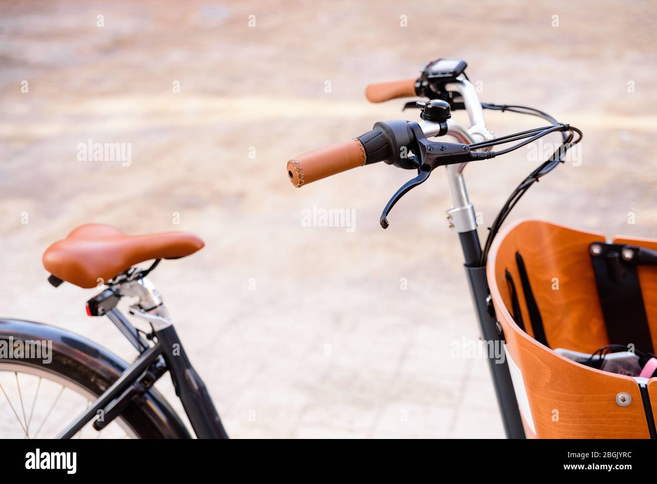 Particolare di una bicicletta con carrello in legno per trasportare le merci in modo sostenibile. Foto Stock