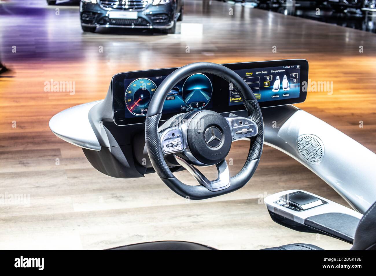 Bruxelles, Belgio, gennaio 2020 cabina di pilotaggio con sistema  multimediale intuitivo e intelligente MBUX Mercedes-Benz User Experience,  Brussels Motor Show Foto stock - Alamy