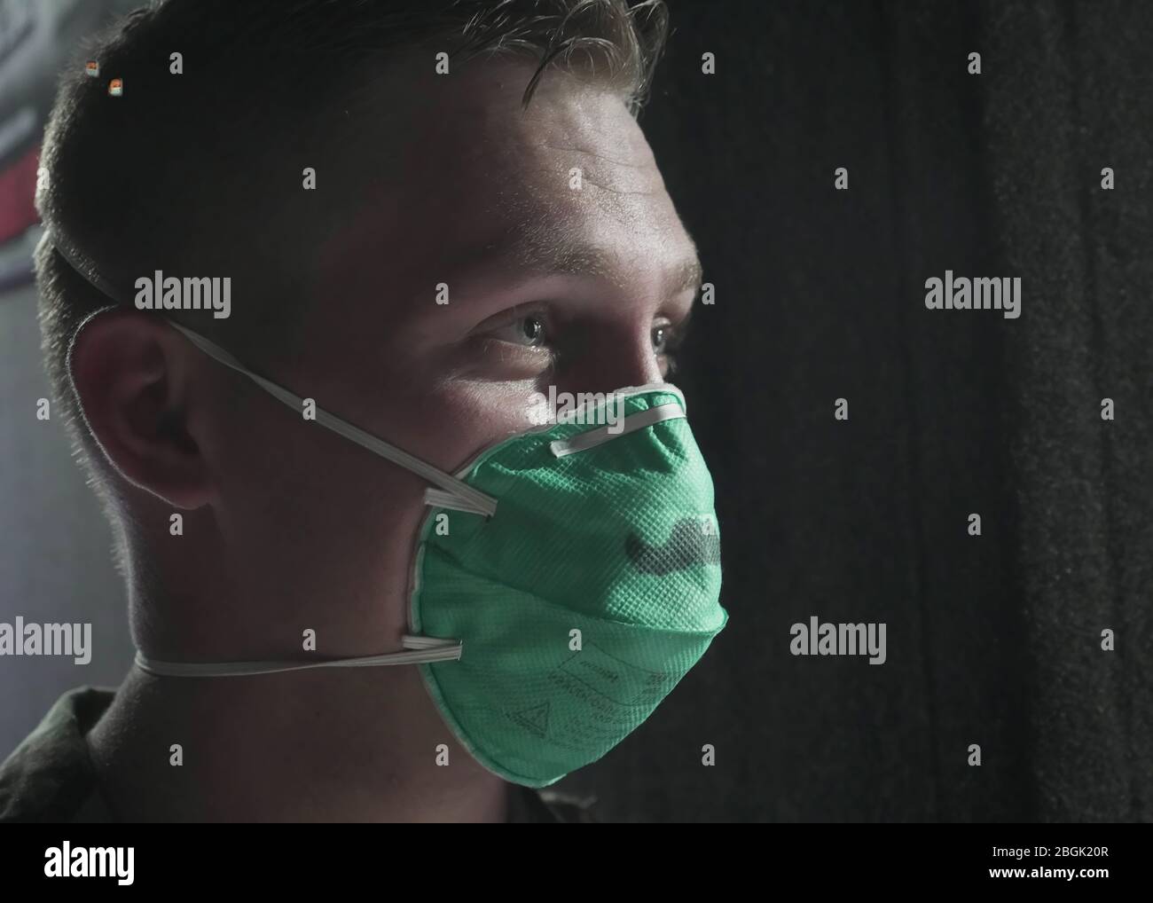Personale dell'aeronautica statunitense Sgt. Coleman Crowell, un uomo di viaggio per la manutenzione di impianti di acqua e carburante con il 149° Squadron di Ingegneria civile indossa una maschera protettiva al Pharr Event Center di Pharr, Texas, 9 aprile 2020. Il Dipartimento militare del Texas ha intrapreso rigorosi protocolli di protezione della salute delle forze per garantire la salute e la sicurezza dei suoi membri di servizio mentre servono le loro comunità durante la pandemia COVID-19. (Foto della Guardia Nazionale aerea dello staff Sgt. De’Jon Williams) Foto Stock