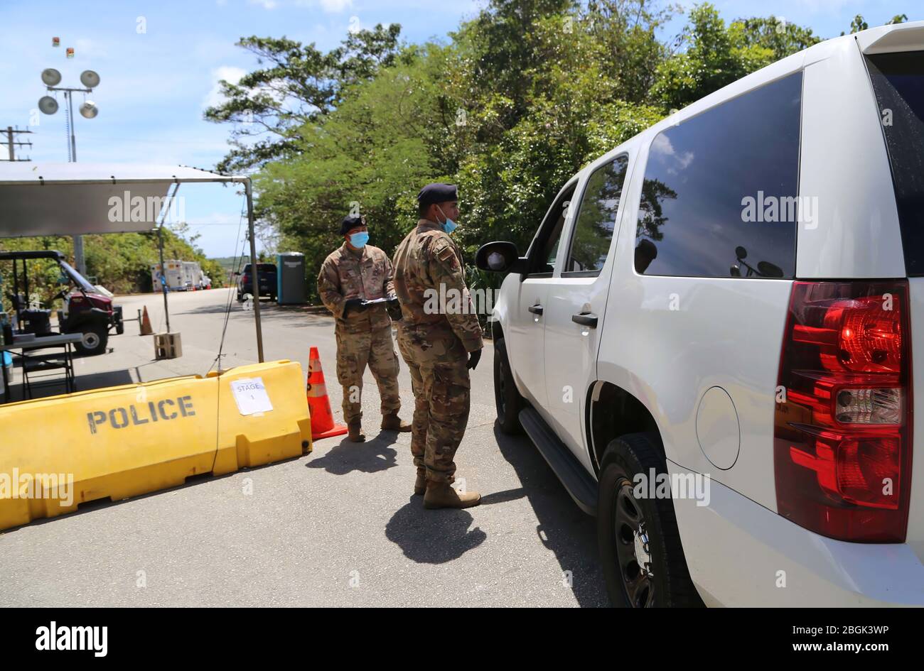 BarRIGADA, Guam (23 marzo 2020) – Senior Airman Keith Orlino, sinistra, e Tech. SGT. Shawn Morrison, Guam Air National Guard, fornisce supporto alla sicurezza al Dipartimento di polizia di Guam presso una struttura di isolamento COVID-19 a Barrigada, Guam marzo 23. In direzione di Guam Gov. Lou Leon Guerrero, il GUNG è stato attivato il 21 marzo per assistere gli sforzi di risposta del governo locale COVID-19. (STATI UNITI Foto della Guardia Nazionale dell'esercito di Joanna Delfin) Foto Stock