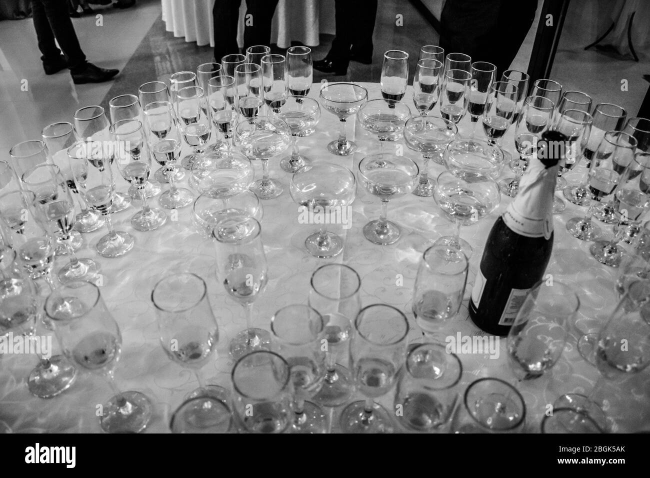 Bals / Romania / 27 dicembre 2018: Disposizione simmetrica dei bicchieri di champagne sul tavolo al matrimonio in bianco e nero Foto Stock