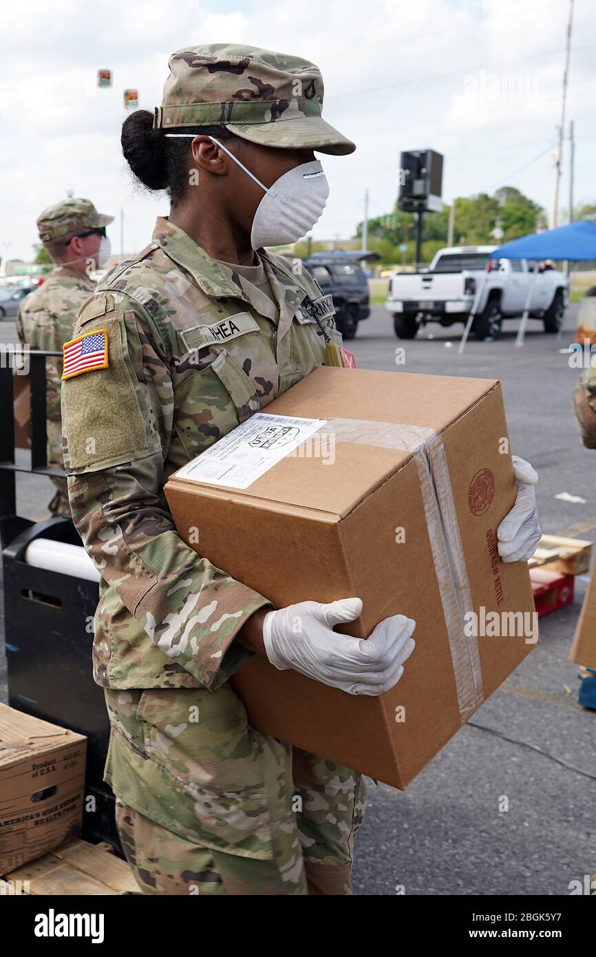 I guardiani nazionali della Louisiana contribuiscono a distribuire il cibo per la seconda Harvest Food Bank della Louisiana meridionale presso il parcheggio dello stadio Shire on Airline, Metairie, Louisiana, 6 aprile 2020. Ad oggi la Guardia ha contribuito a confezionare oltre 134,655 libbre di cibo per la distribuzione in tutto lo stato in diverse banche alimentari. (STATI UNITI Foto della Guardia Nazionale dell'esercito di SPC. Duncan Foote) Foto Stock