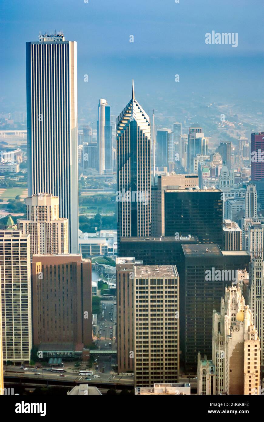 La cima di due edifici Prudential Plaza e l'Aon Center a Chicago Foto Stock