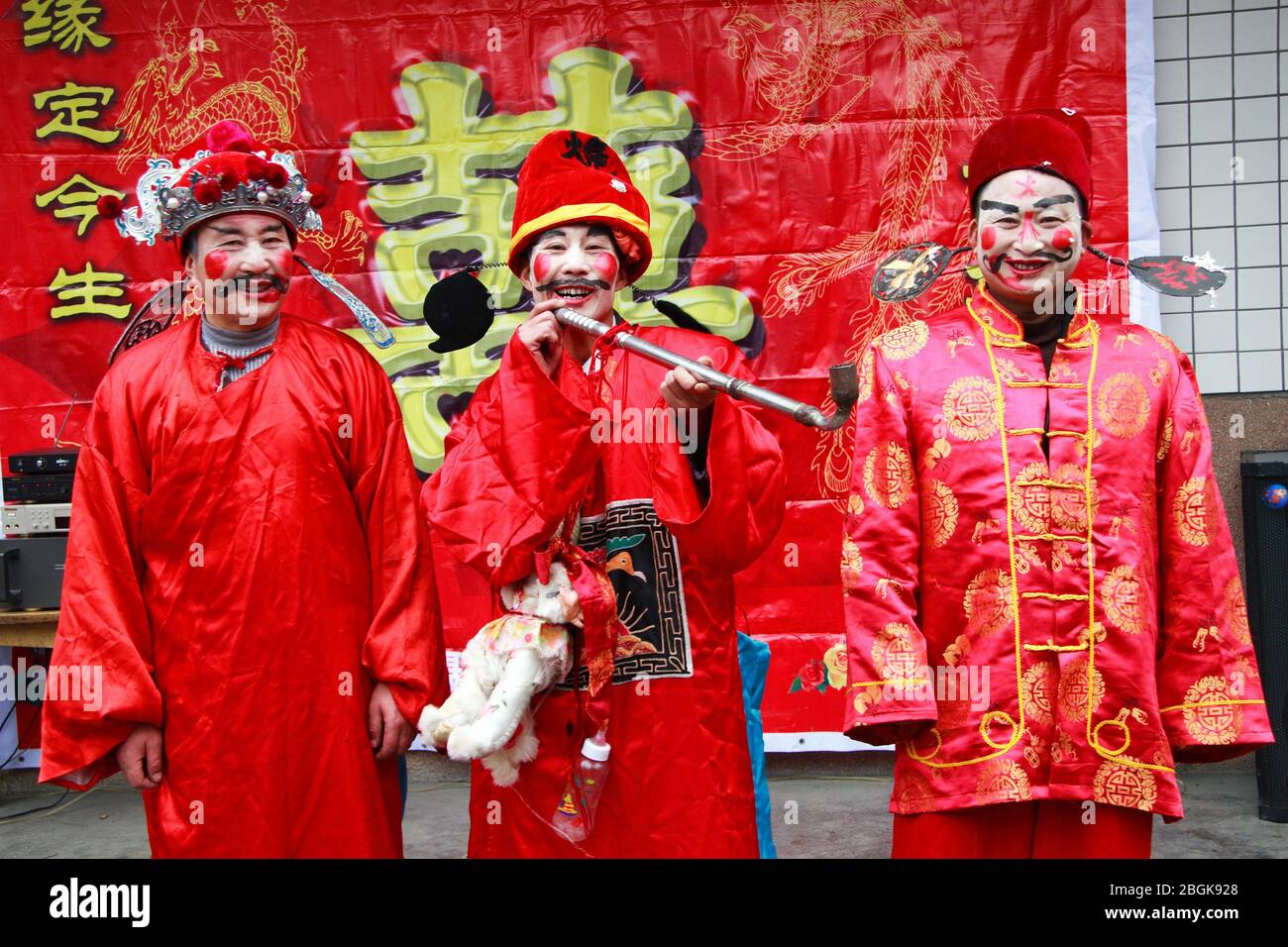 Il matrimonio Shaanxi meridionale usò i tre padri sul palco Liangshan Village Liangshan Town Nanzheng County Shaanxi Foto Stock