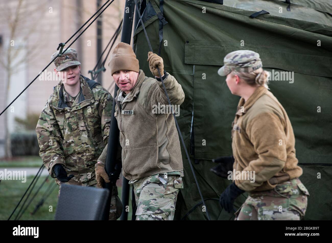 Soldati con la Guardia Nazionale dell'Oregon 102nd CERFP ha istituito grandi tende presso la Casa dei Veterani dell'Oregon in Libano per fornire rifugio per un sito temporaneo di test COVID-19, il 17 marzo 2020. Il sito sarà utilizzato per testare gli oltre 200 operatori e operatori sanitari che lavorano presso la struttura libanese. (STATI UNITI Foto dell'esercito di Sgt. Prima Classe Zachary Holden, Ufficio Affari pubblici del Dipartimento militare dell'Oregon) Foto Stock