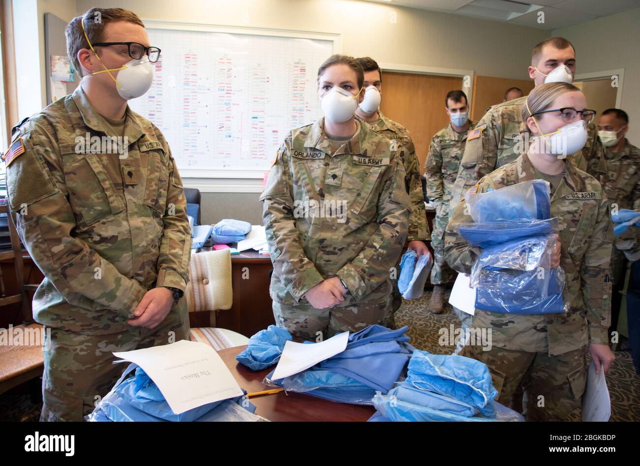 La Guardia Nazionale della Pennsylvania ha dispiegato una squadra di colpo medico della forza congiunta per assistere ad una sede di riabilitazione e di cura nella contea di Delaware a partire dal 18 aprile. Il team è composto da 12 medici della Guardia Nazionale dell'Esercito del 2° Squadron, del 104° reggimento di cavalleria e da 6 infermieri della Guardia Nazionale dell'aria PA, del 193° Det 1, da ft. Gioco Indiantown. (STATI UNITI Foto della Guardia Nazionale aerea di Master Sgt. George Roach) Foto Stock