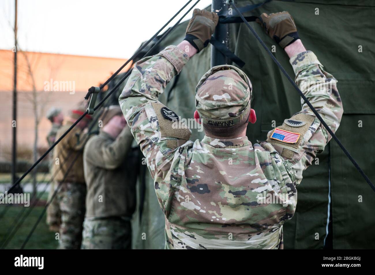 Soldati con la Guardia Nazionale dell'Oregon 102nd CERFP ha istituito grandi tende presso la Casa dei Veterani dell'Oregon in Libano per fornire rifugio per un sito temporaneo di test COVID-19, il 17 marzo 2020. Il sito sarà utilizzato per testare gli oltre 200 operatori e operatori sanitari che lavorano presso la struttura libanese. (STATI UNITI Foto dell'esercito di Sgt. Prima Classe Zachary Holden, Ufficio Affari pubblici del Dipartimento militare dell'Oregon) Foto Stock