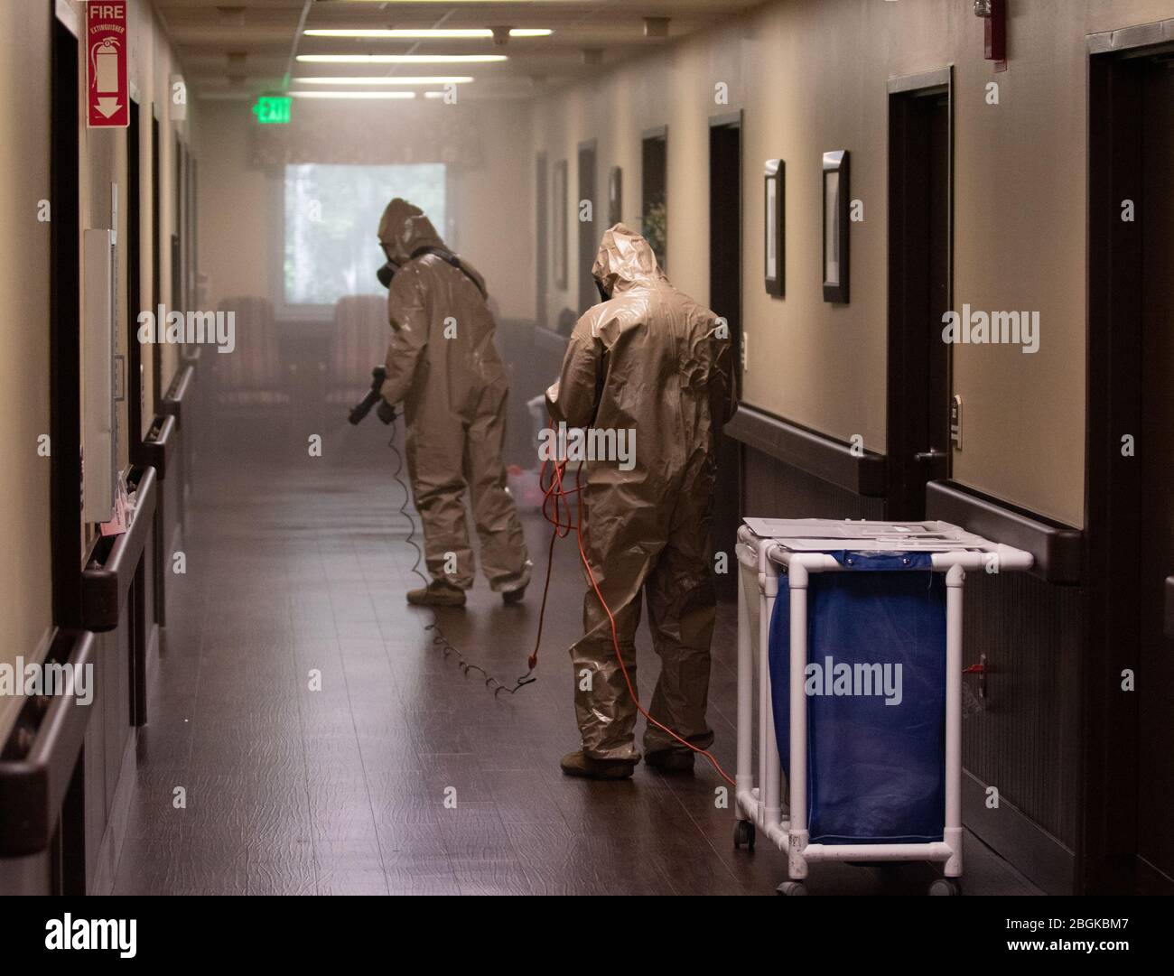 La Guardia Nazionale dell'Alabama, Task Force 31, Soldiers, e Airmen disinfetta Bill Nichols state Veterans Home a Alexander City, Alabama, 18 aprile 2020. (Foto di Army staff Sgt. William Frye.) La Guardia Nazionale dell'Alabama, i soldati e gli Airmen di tutto lo stato sono stati attivati come Task Force 31 per disinfettare le case dei veterani dal virus COVID 19 in collaborazione con il Dipartimento di Stato degli Affari dei Veterani. Foto Stock