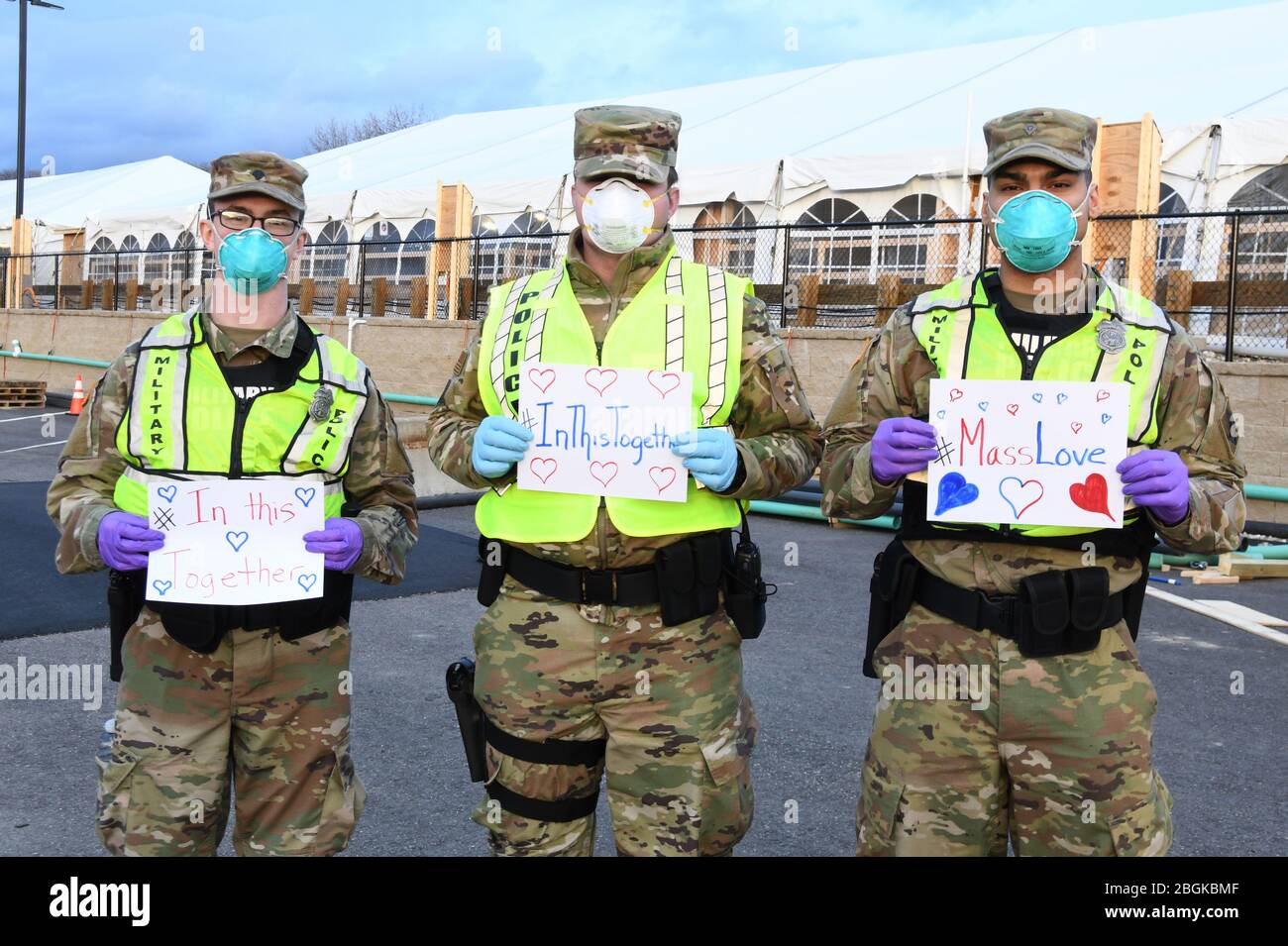 I militari e i militari della Guardia Nazionale del Massachusetts scattano una foto che rispondono insieme per aiutare le loro comunità durante la risposta del COVID-19. Forze di sicurezza Airmen della 104th Fighter Wing, Barnes Air National Guard base, Mass., e soldati con la 747th Military Police Company, Massachusetts Army National Guard, stanno fornendo 24 ore di sicurezza per i siti di test e rifugi per i senzatetto che possono essere positivi COVID-19. Gli Airmen e i Soldiers stanno lavorando con i partner interagency Springfield Police Department per garantire la sicurezza e la sicurezza per le forniture, i pazienti e il personale. Massa Foto Stock