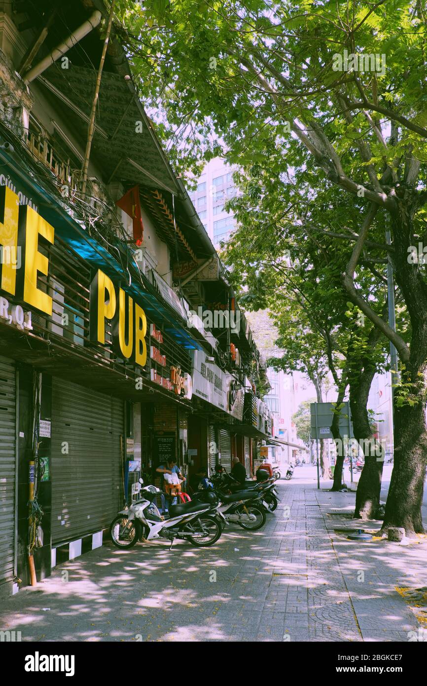 HO chi MINH CITTÀ, strada deserta, scena silenziosa a effetto zona centrale da richiesta limite muoversi in pandemico, strada commerciale chiuso il giorno Foto Stock