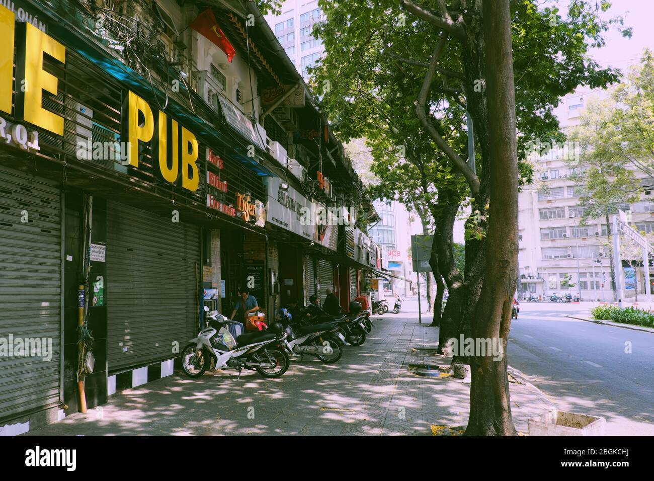 HO chi MINH CITTÀ, strada deserta, scena silenziosa a effetto zona centrale da richiesta limite muoversi in pandemico, strada commerciale chiuso il giorno Foto Stock