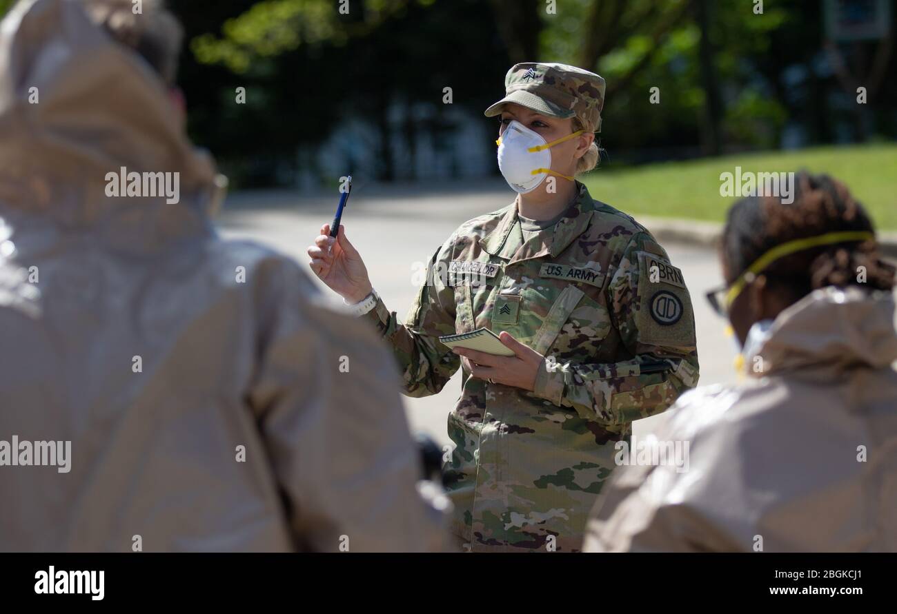 La Guardia Nazionale dell'Alabama, Task Force 31, Soldiers, e Airmen disinfetta Bill Nichols state Veterans Home a Alexander City, Alabama, 18 aprile 2020. (Foto di Army staff Sgt. William Frye.) La Guardia Nazionale dell'Alabama, i soldati e gli Airmen di tutto lo stato sono stati attivati come Task Force 31 per disinfettare le case dei veterani dal virus COVID 19 in collaborazione con il Dipartimento di Stato degli Affari dei Veterani. Foto Stock