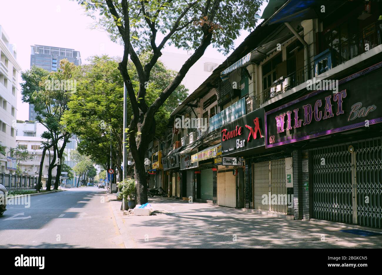 HO chi MINH CITTÀ, strada deserta, scena silenziosa a effetto zona centrale da richiesta limite muoversi in pandemico, strada commerciale chiuso il giorno Foto Stock