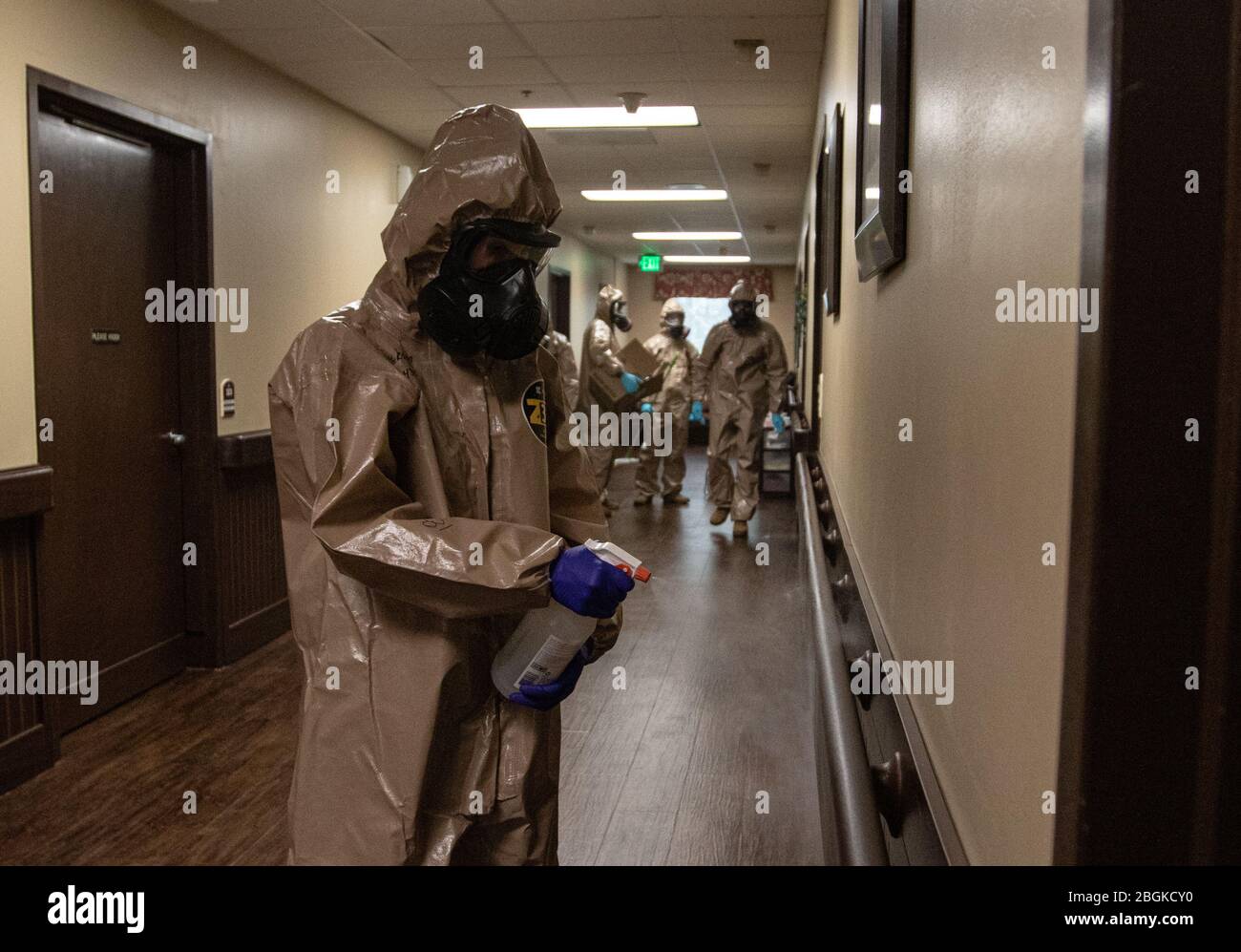 La Guardia Nazionale dell'Alabama, Task Force 31, Soldiers, e Airmen disinfetta Bill Nichols state Veterans Home a Alexander City, Alabama, 18 aprile 2020. (Foto di Army staff Sgt. William Frye.) La Guardia Nazionale dell'Alabama, i soldati e gli Airmen di tutto lo stato sono stati attivati come Task Force 31 per disinfettare le case dei veterani dal virus COVID 19 in collaborazione con il Dipartimento di Stato degli Affari dei Veterani. Foto Stock