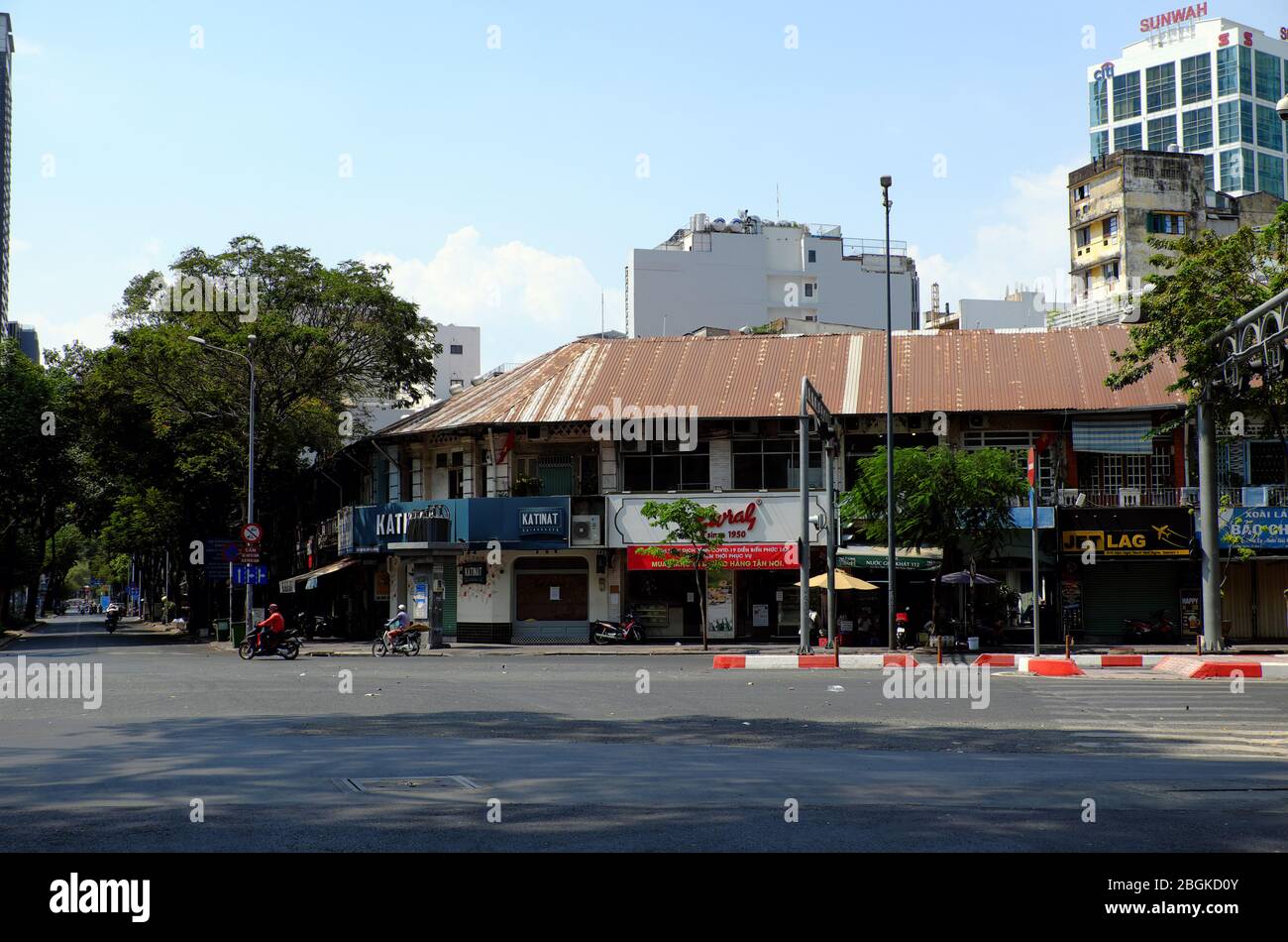 HO chi MINH CITTÀ, strada deserta, scena silenziosa a effetto zona centrale da richiesta limite muoversi in pandemico, strada commerciale chiuso il giorno Foto Stock