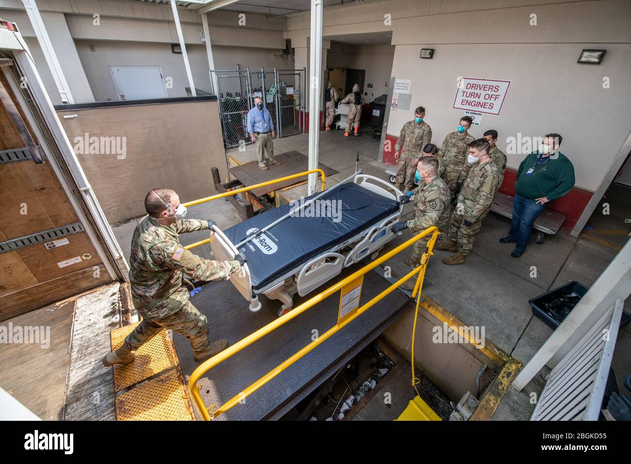 I membri della Task Force Chemical, Biological, Radiological and Nuclear (CBRN) Response Enterprise (CRE) (TF-CRE) e della Task Force Sollainment (TF-Sollment) della Guardia Nazionale della Virginia Occidentale, assistono il personale del St. Francis Hospital, Charleston, West Virginia, Scaricare i letti e le apparecchiature mediche aggiuntive consegnate all'ospedale nel tentativo di costruire una capacità di sovracorrente medica a livello statale durante la risposta pandemica COVID-19 in corso, 9 aprile 2020. L'attrezzatura, fornita da Fairmont, West Virginia, è stata consegnata dai membri della polizia di Stato della Virginia del ovest, della divisione delle autostrade della Virginia del ovest e del W. Foto Stock
