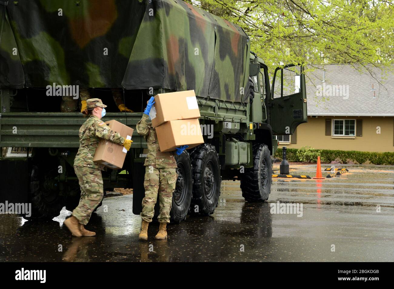 Guardia nazionale dell'esercito dell'Oregon Sgt. Krystle Marchell e Private di prima Classe Amaya Mullen consegnano le attrezzature di protezione personale (PPE) e le strutture di vita assistite nella zona di Portland, Oregon come parte della risposta COVID-19, 18 aprile 2020. Queste spedizioni di emergenza saranno consegnate dalla Guardia Nazionale dell'Oregon alle strutture di vita assistite in tutto lo stato che stanno vivendo gravi carenze. (Foto della Guardia Nazionale di John Hughel, Oregon Military Department Public Affairs) Foto Stock