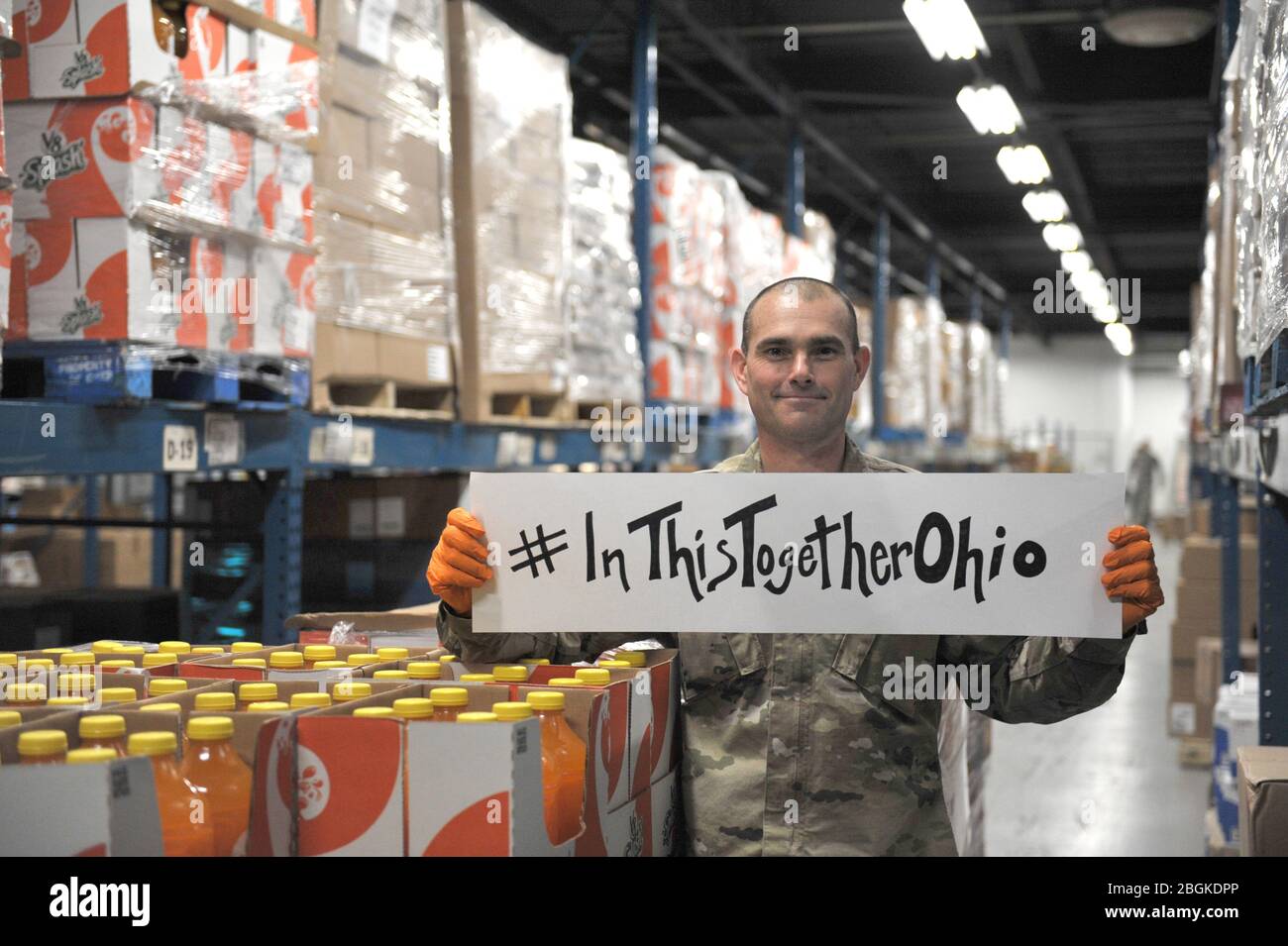 SGT. Terry Boyd, assegnato alla Ohio Military Reserve, condivide un messaggio di solidarietà mentre serve alla Toledo Northwestern Ohio Food Bank, 26 marzo 2020. Quasi 400 membri della Guardia Nazionale dell'Ohio sono stati attivati per fornire missioni umanitarie a sostegno degli sforzi di soccorso della COVID-19, continuando la lunga storia della Guardia Nazionale dell'Ohio di sostenere gli sforzi umanitari in tutto l'Ohio e la nazione. Foto della Guardia Nazionale aerea del Master Senior Sgt. Beth Holliker. Foto Stock