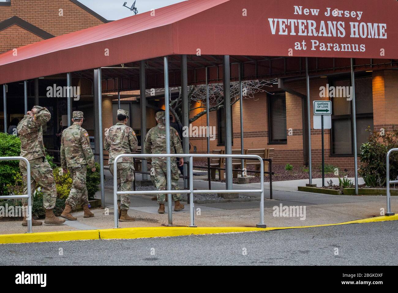 Le Mediche di combattimento della Guardia Nazionale dell'Esercito del New Jersey entrano nella Casa dei Veterani del New Jersey a Paramus, Paramus, N.J., 9 aprile 2020. Circa 75 medicine da combattimento forniranno supporto medico ai residenti sia nella Paramus Home che nella New Jersey Veterans Memorial Home al Menlo Park. Le case, che sono gestite dal New Jersey Department of Military and Veterans Affairs, hanno più di 540 residenti che hanno servito in ogni guerra dalla seconda guerra mondiale La Guardia Nazionale del New Jersey sta sostenendo i funzionari statali e locali con lo sforzo di soccorso COVID-19. (Foto della Guardia Nazionale del New Jersey di Mark C. Foto Stock