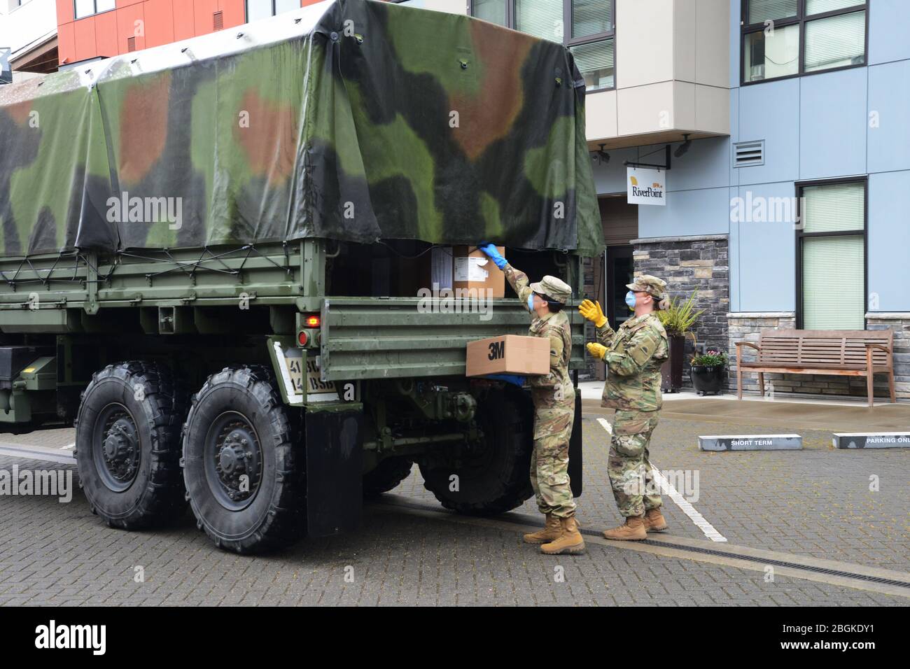 Guardia nazionale dell'esercito dell'Oregon Sgt. Krystle Marchell e Private di prima Classe Amaya Mullen consegnano le attrezzature di protezione personale (PPE) e le strutture di vita assistite nella zona di Portland, Oregon come parte della risposta COVID-19, 18 aprile 2020. Queste spedizioni di emergenza saranno consegnate dalla Guardia Nazionale dell'Oregon alle strutture di vita assistite in tutto lo stato che stanno vivendo gravi carenze. (Foto della Guardia Nazionale di John Hughel, Oregon Military Department Public Affairs) Foto Stock