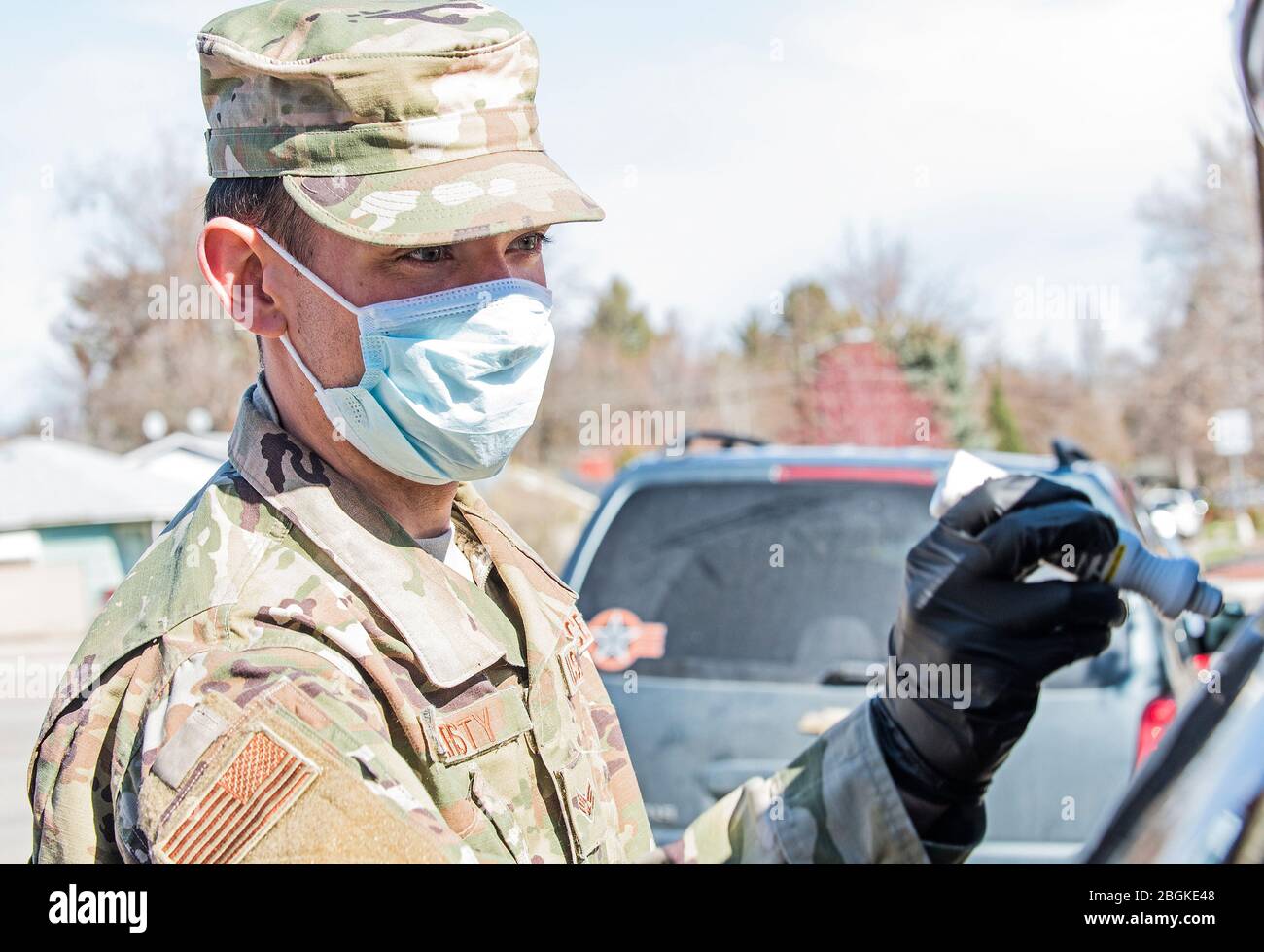 Idaho National Guard Airmen sta aiutando al St. Vincent de Paul Food Pantry in un momento di bisogno. Il cibo è donato a dispenss come St. Vincent de Paul dalla banca del cibo e diverse aziende locali come parte del programma Feed America. 124th Fighter Wing Airmen ha aiutato scaricando cibo dai camion, ordinando il cibo in carri e aiutando a caricare il cibo donato nelle automobili della gente che è venuto vicino per le loro necessità della drogheria il 3 marzo 2020. La Guardia Nazionale Idaho sta aiutando alla stazione di prelievo a St. Vincent de Paul perché la necessità di più manodopera aumentava man mano che più persone venivano per mangiare. T Foto Stock