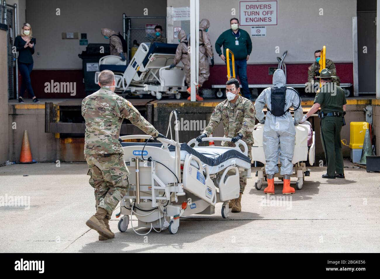 I membri della Task Force Chemical, Biological, Radiological and Nuclear (CBRN) Response Enterprise (CRE) (TF-CRE) e della Task Force Sollainment (TF-Sollment) della Guardia Nazionale della Virginia Occidentale, assistono il personale del St. Francis Hospital, Charleston, West Virginia, Scaricare i letti e le apparecchiature mediche aggiuntive consegnate all'ospedale nel tentativo di costruire una capacità di sovracorrente medica a livello statale durante la risposta pandemica COVID-19 in corso, 9 aprile 2020. L'attrezzatura, fornita da Fairmont, West Virginia, è stata consegnata dai membri della polizia di Stato della Virginia del ovest, della divisione delle autostrade della Virginia del ovest e del W. Foto Stock