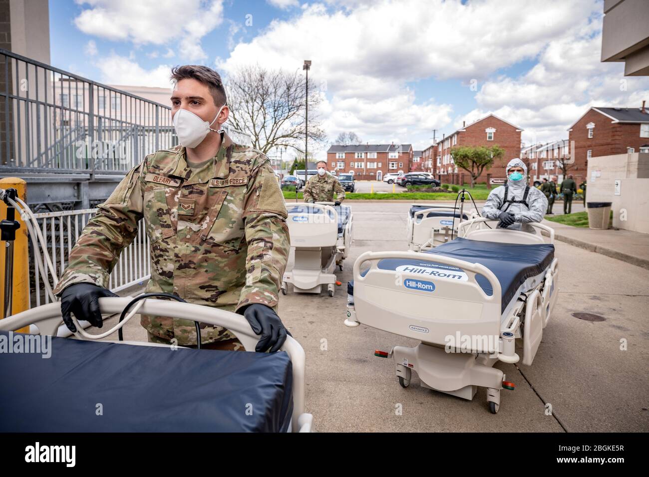 I membri della Task Force Chemical, Biological, Radiological and Nuclear (CBRN) Response Enterprise (CRE) (TF-CRE) e della Task Force Sollainment (TF-Sollment) della Guardia Nazionale della Virginia Occidentale, assistono il personale del St. Francis Hospital, Charleston, West Virginia, Scaricare i letti e le apparecchiature mediche aggiuntive consegnate all'ospedale nel tentativo di costruire una capacità di sovracorrente medica a livello statale durante la risposta pandemica COVID-19 in corso, 9 aprile 2020. L'attrezzatura, fornita da Fairmont, West Virginia, è stata consegnata dai membri della polizia di Stato della Virginia del ovest, della divisione delle autostrade della Virginia del ovest e del W. Foto Stock