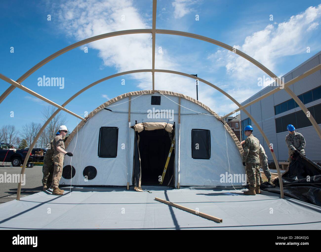 Airmen della 103rd Civil Engineer Squadron ha istituito due sistemi di ripiani di Alaskan Small presso la Newington VA Clinic di Newington, Connecticut, 27 marzo 2020. Connecticut Air National Guard Airmen ha costruito questi rifugi con unità di controllo ambientale, centrali di distribuzione dell'alimentazione e generazione di energia per un potenziale uso del paziente in risposta alla pandemia di COVID-19 (U.S. Foto della Guardia Nazionale aerea del personale Sgt. Steven Tucker) Foto Stock