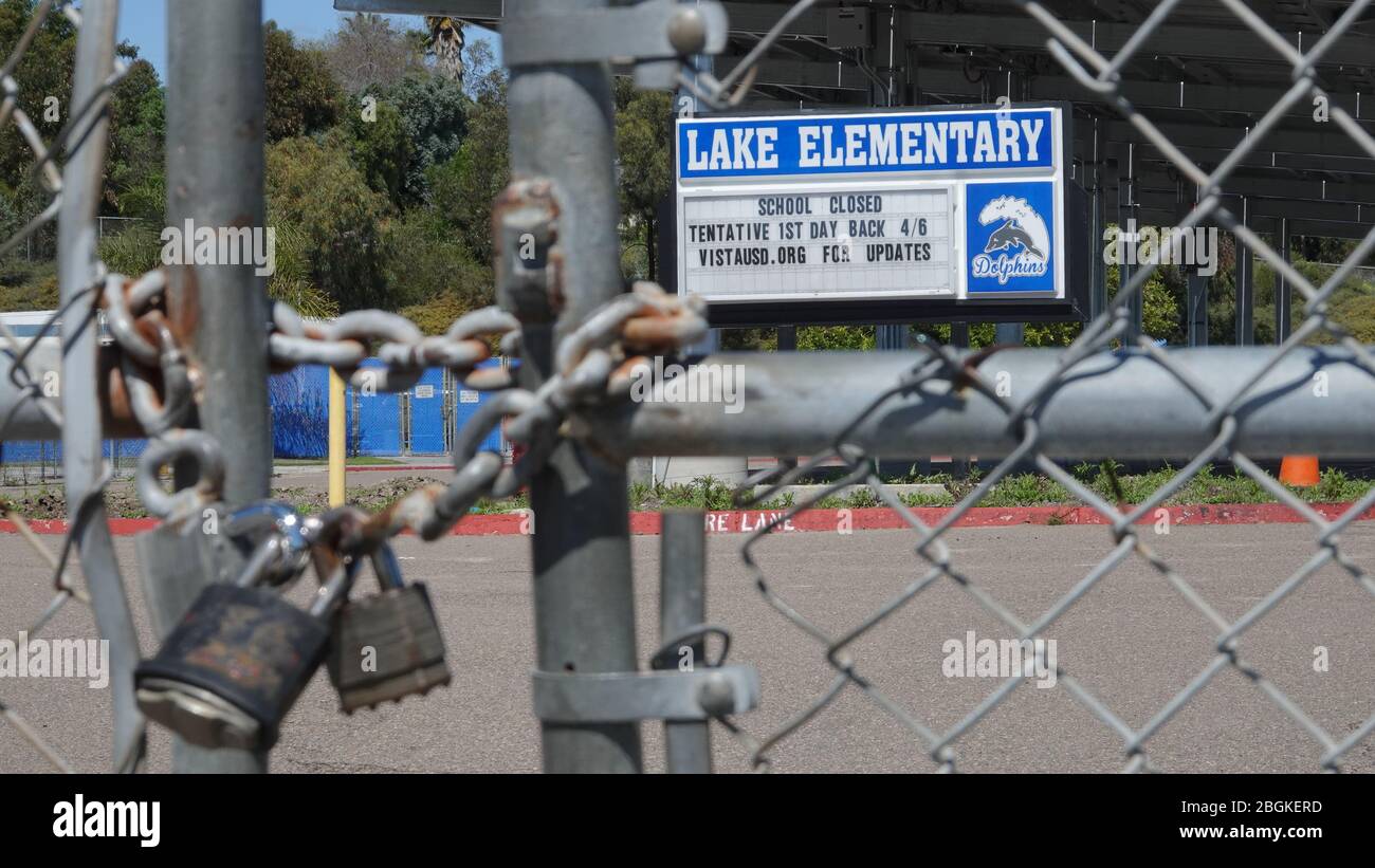 Cancello chiuso su una scuola elementare a causa delle precauzioni Covid-19. Foto Stock