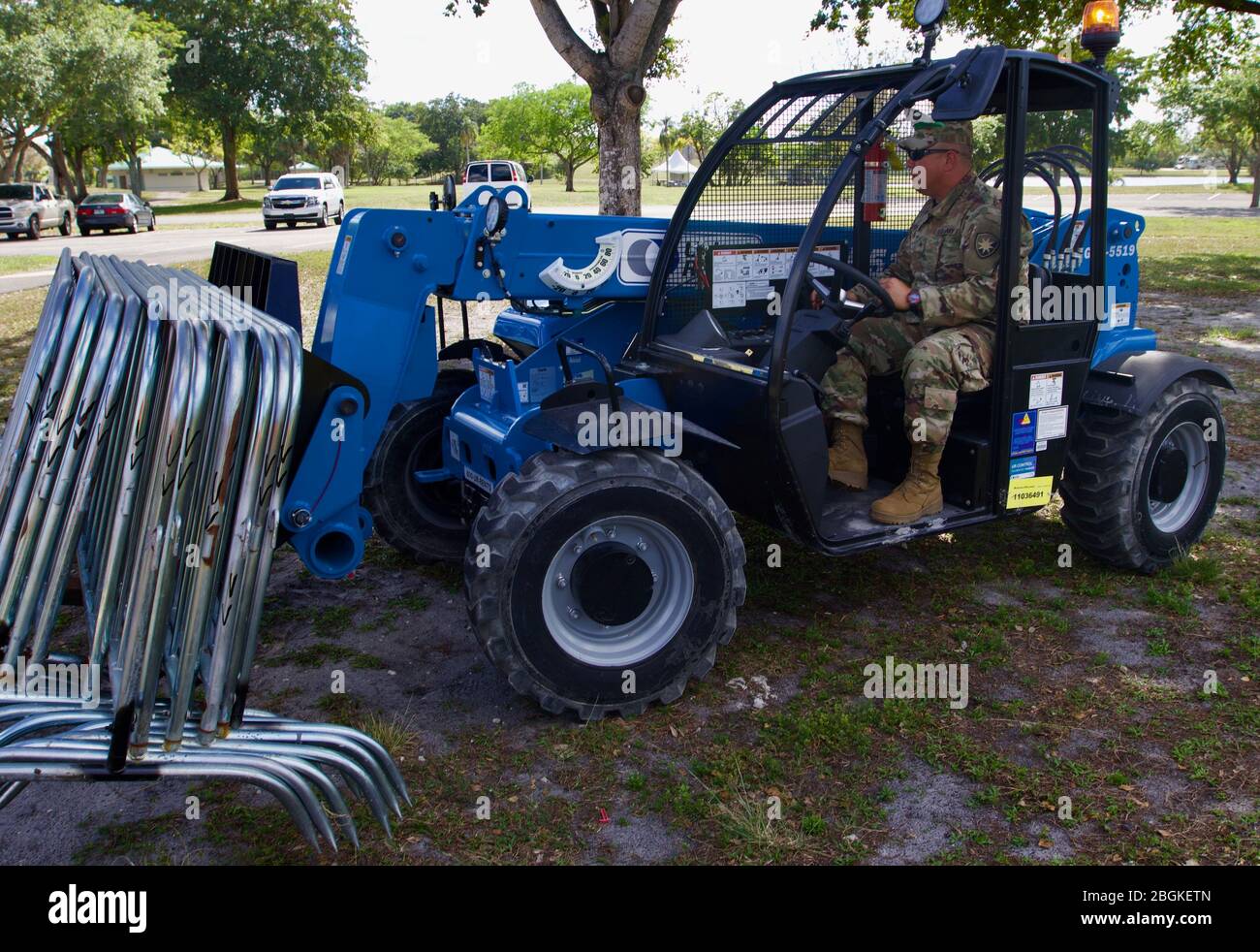 I soldati della Guardia Nazionale della Florida con il 254° Battaglione dei Trasporti preparano il C. B. Smith Park ad essere il primo 19 test drive-through della Florida meridionale, il 18 marzo 2020. I cittadini della Florida che hanno risposto di primo grado, oltre i 65 anni o che mostrano sintomi di COVID-19 potranno essere testati. Foto Stock