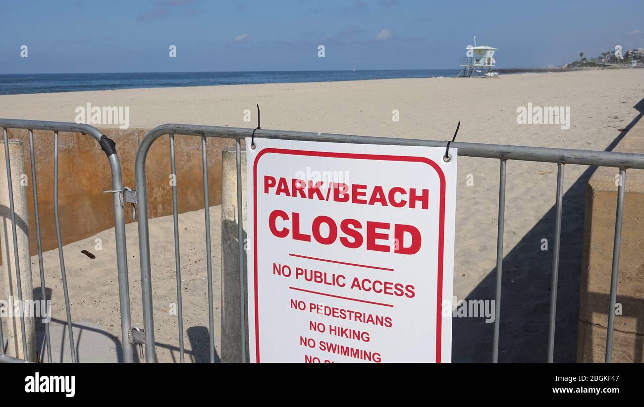 Le recinzioni e i cartelli limitano l'accesso a tutte le spiagge pubbliche a causa delle precauzioni di Covid-19. Foto Stock