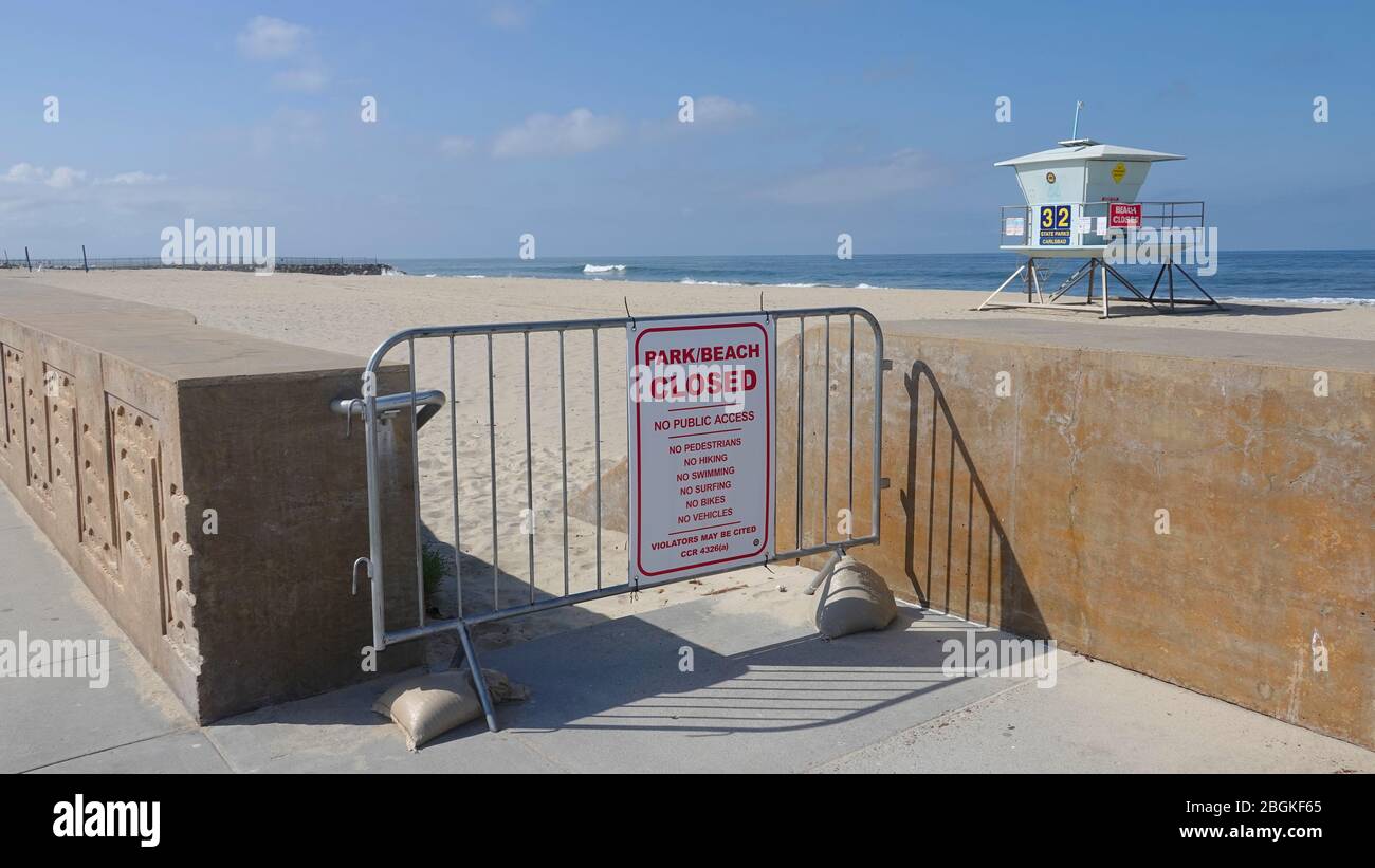 Le recinzioni e i cartelli limitano l'accesso a tutte le spiagge pubbliche a causa delle precauzioni di Covid-19. Foto Stock