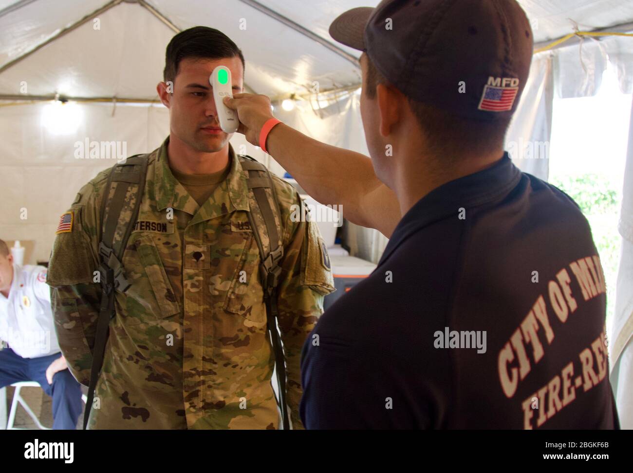 I soldati della Guardia Nazionale della Florida con il 50th Regional Support Group vengono sottoposti a screening ogni giorno mentre lavorano per supportare i siti di test basati sulla comunità, 24 marzo 2020. Durante lo screening, le temperature vengono controllate e vengono esaminate serie di domande per identificare i sintomi. Foto Stock