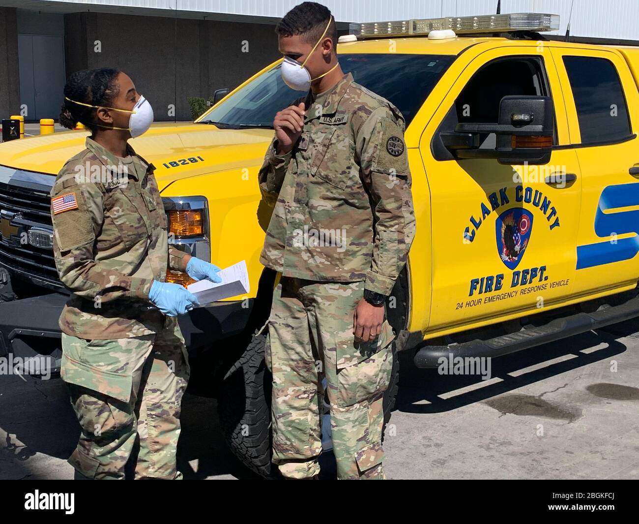 Soldati con il processo di Cavalleria 1-221 spedizioni di forniture mediche in risposta a COVID-19, Mercoledì, 08 aprile 2020, Las Vegas, Nevada. Foto Stock