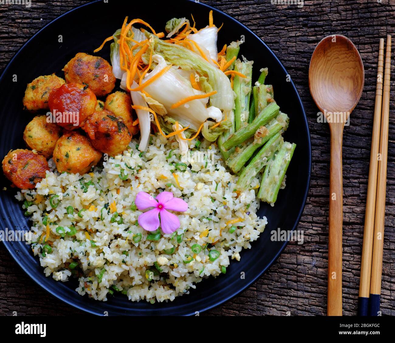 Vista dall'alto piatto di riso fritto misto con torta tofu, verdure per la nutrizione pasto vegetariano, cibo vegano vietnamita così delizioso pronto a mangiare Foto Stock
