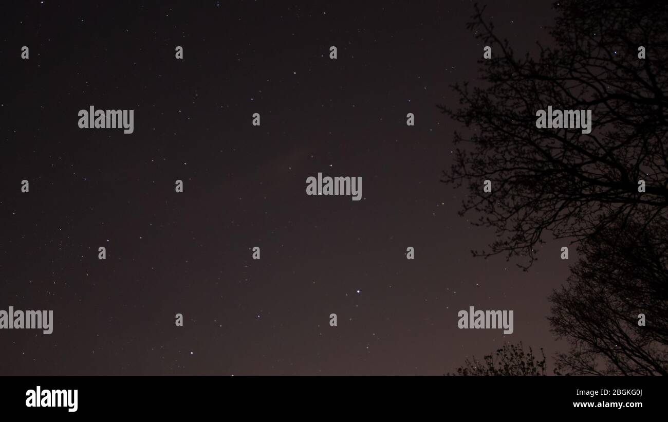 Clydebank, Scozia, Regno Unito. 22 aprile 2020. E' stata una notte interessante per gli Sky-gazer, con un paio di eventi celesti che hanno avuto luogo. Cieli chiari dopo un'altra bella giornata significava che la visibilità era generalmente buona. Il treno satellitare StarLink è passato ancora una volta nel Regno Unito, con un altro lancio previsto per domani sera. La mattina presto culminò con la cima dell'annuale doccia di Lyrid meteor, che poteva essere visto guardando verso la costellazione, Lyra (l'arpa). Credit: Iain McGuinness / Alamy Live News Foto Stock