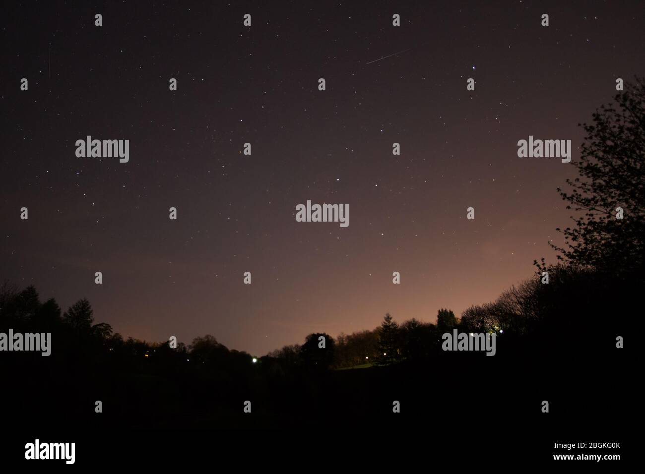 Clydebank, Scozia, Regno Unito. 22 aprile 2020. E' stata una notte interessante per gli Sky-gazer, con diversi eventi celesti che si svolgono. Cieli chiari dopo un'altra bella giornata significava che la visibilità era generalmente buona. Il treno satellitare StarLink è passato ancora una volta nel Regno Unito, con un altro lancio previsto per domani sera. La mattina presto culminò con la cima dell'annuale doccia di Lyrid meteor, che poteva essere visto guardando verso la costellazione, Lyra (l'arpa). Credit: Iain McGuinness / Alamy Live News Foto Stock