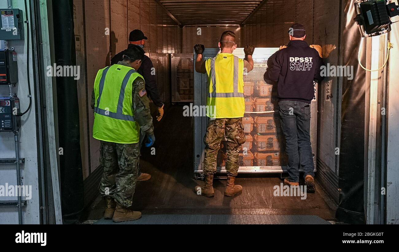 I soldati della Guardia Nazionale dell'Oregon Army, insieme al personale del Dipartimento per gli standard e la formazione di pubblica sicurezza (DPSST), caricano 140 ventilatori dell'Oregon su un camion per la spedizione a New York., 6 aprile 2020. (Foto della Guardia Nazionale dell'Oregon Army di Sgt. Prima Classe Zachary Holden, Oregon Military Department Public Affairs) Foto Stock