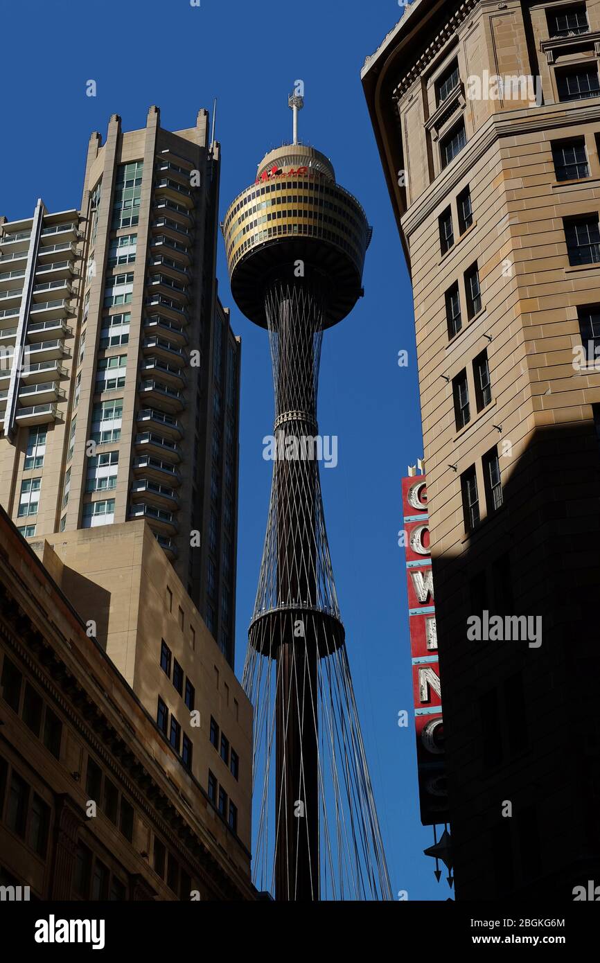 Sydney Tower, nota anche come Centrepoint Sydney con il famoso cartello al neon dell'edificio Gowings rosso e blu, Market St Sydney Foto Stock