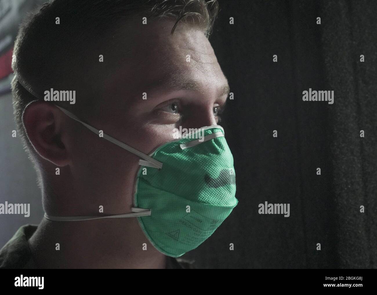 Personale dell'aeronautica statunitense Sgt. Coleman Crowell, un uomo di viaggio per la manutenzione di impianti di acqua e carburante con il 149° Squadron di Ingegneria civile indossa una maschera protettiva al Pharr Event Center di Pharr, Texas, 9 aprile 2020. Il Dipartimento militare del Texas ha intrapreso rigorosi protocolli di protezione della salute delle forze per garantire la salute e la sicurezza dei suoi membri di servizio mentre servono le loro comunità durante la pandemia COVID-19. (Foto della Guardia Nazionale aerea dello staff Sgt. De’Jon Williams) Foto Stock