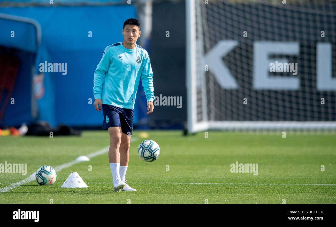 Il giocatore di calcio cinese Wu Lei si allena con i suoi compagni di squadra di RCD Espanyol alla "Ciutat Esportiva Dani Jarque" di Sant Adria de Besos, Barcellona, SPAI Foto Stock